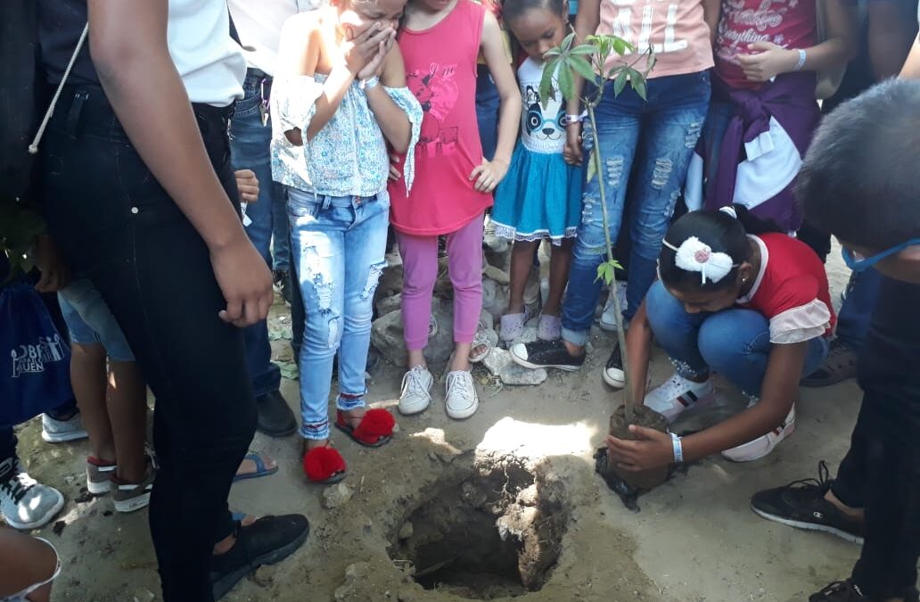 Con apoyo técnico del Dadsa, niños de Las Malvinas lideran siembra de árboles a orillas del río Manzanares