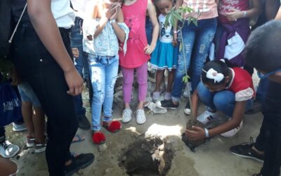 Con apoyo técnico del Dadsa, niños de Las Malvinas lideran siembra de árboles a orillas del río Manzanares