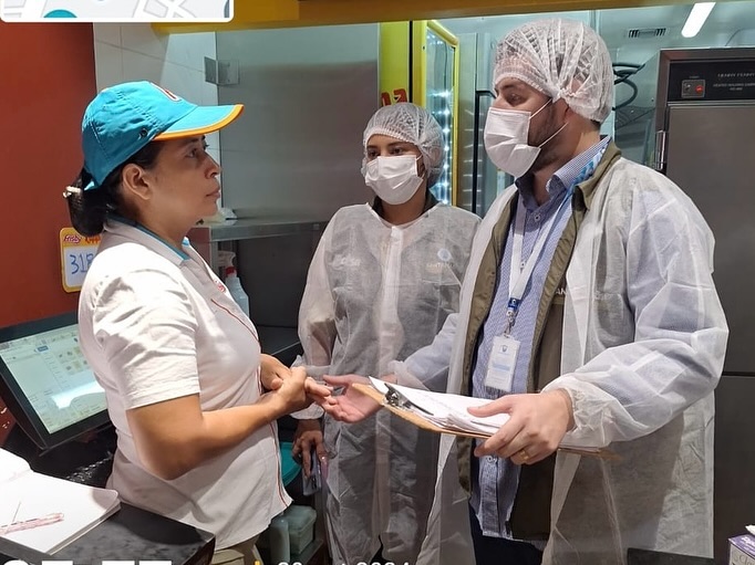 Realizamos una visita de inspección, control y vigilancia en el Centro Comercial Buenavista para supervisar el uso de plásticos de un solo uso.