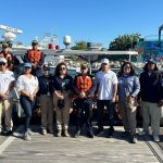 Representantes de diferentes instituciones, incluidos miembros de la Armada Nacional y autoridades ambientales como el DADSA, posando juntos como muestra de trabajo conjunto durante un operativo de control ambiental y marítimo en Santa Marta.